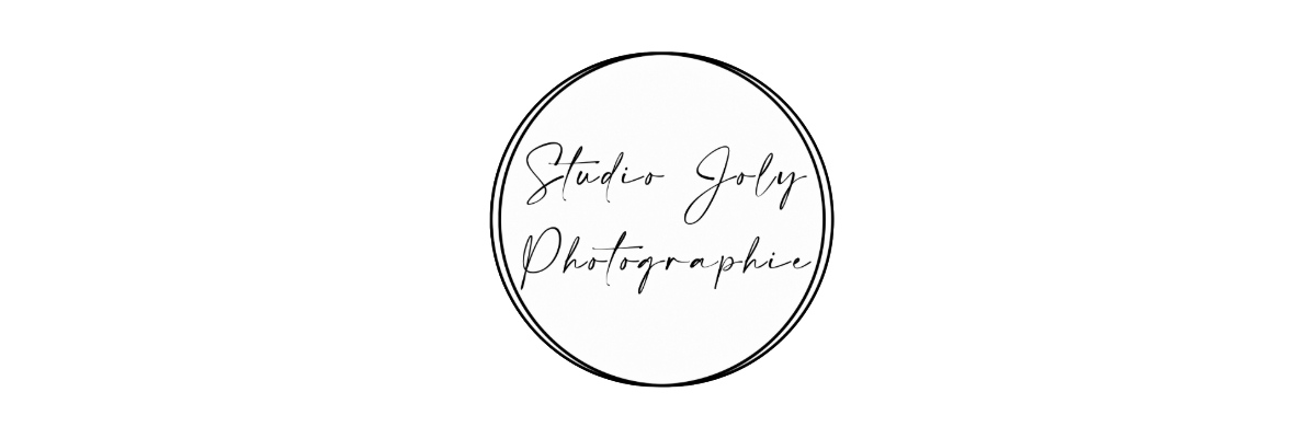 Logo Studio JOLY Photographie, studio de photographie de mariage haut de gamme basé en Provence et disponible dans le Sud de la France et sur la Côte d’Azur.