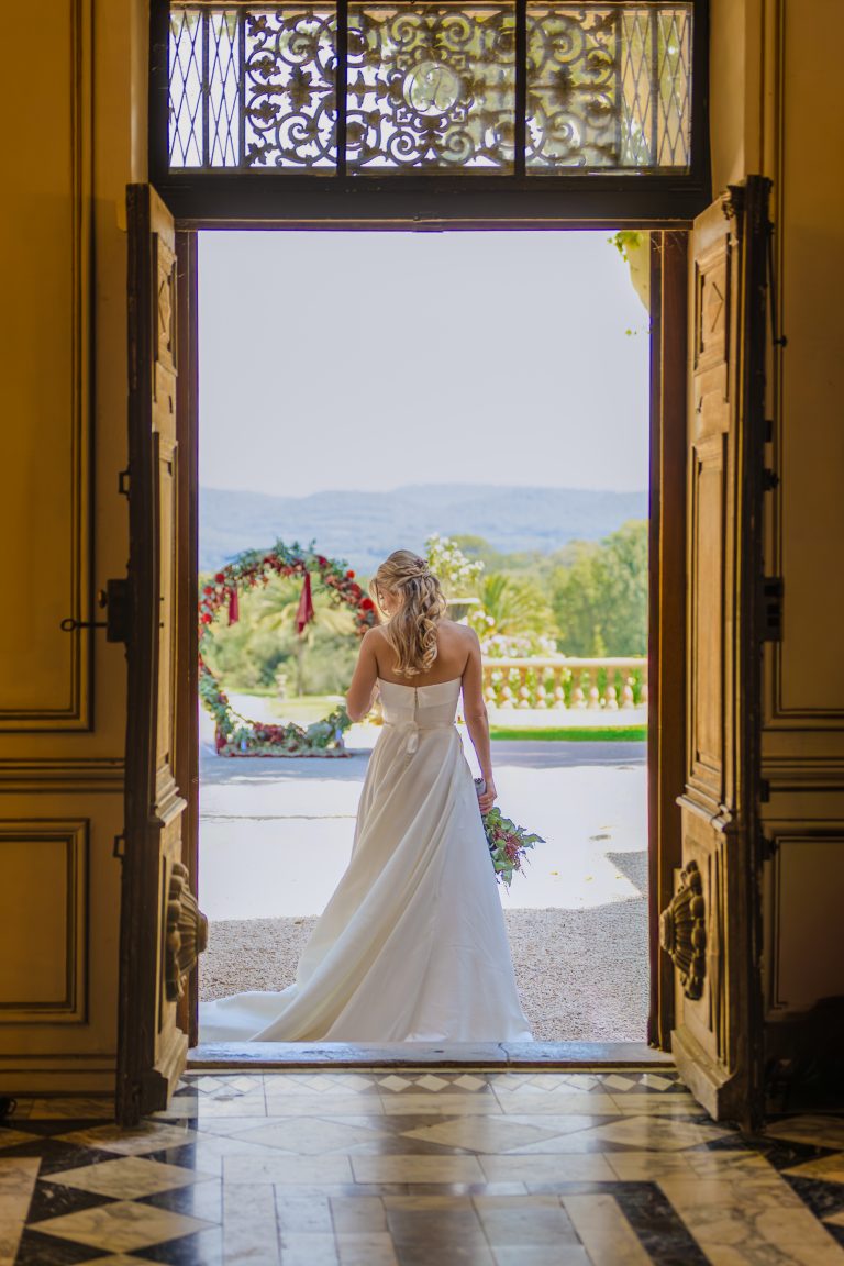 Mariée de dos entrant dans la cérémonie au Château de Robernier – mariage haut de gamme en Provence
