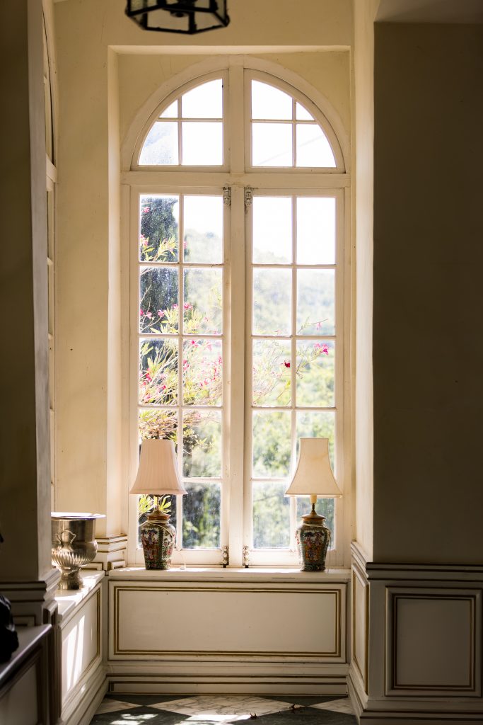 Fenêtre lumineuse au Château de Robernier – lumière naturelle dans un lieu de mariage d’exception en Provence