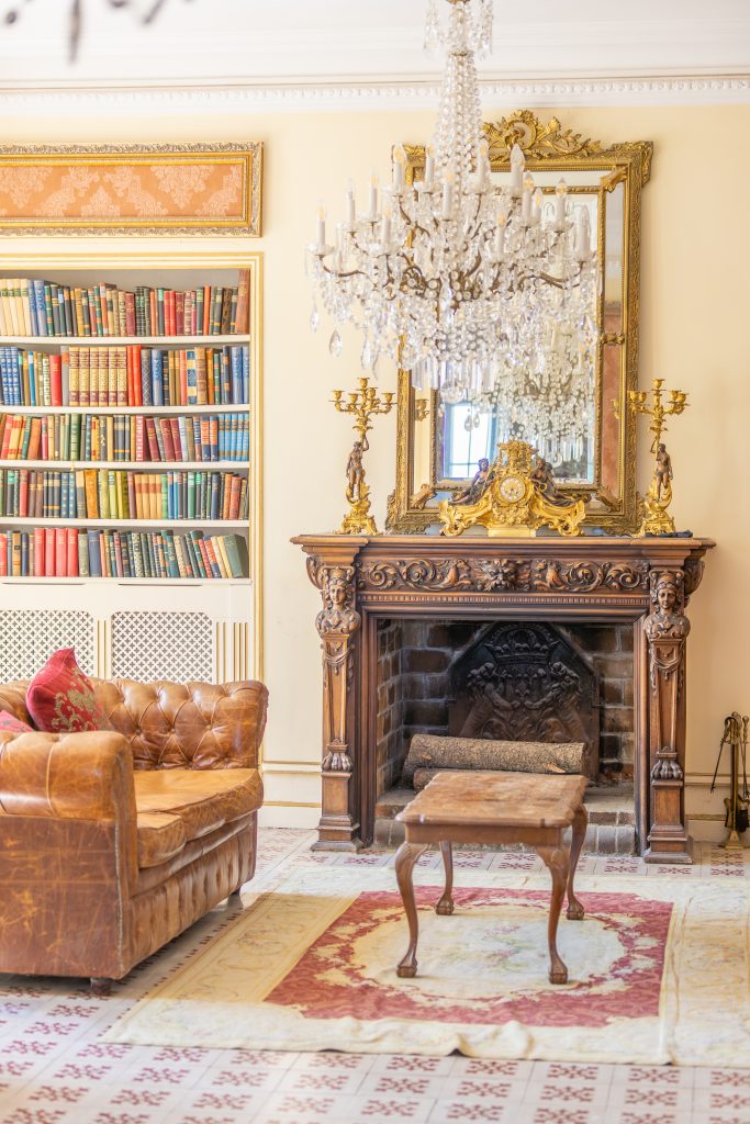 Décor raffiné au Château de Robernier – salon d’inspiration baroque pour mariage de luxe et haut de gamme en Provence