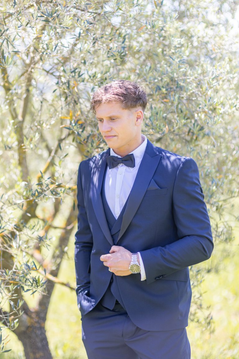 Le souci du détail sous la lumière du sud – le marié ajuste sa montre dans un domaine provençal raffiné.