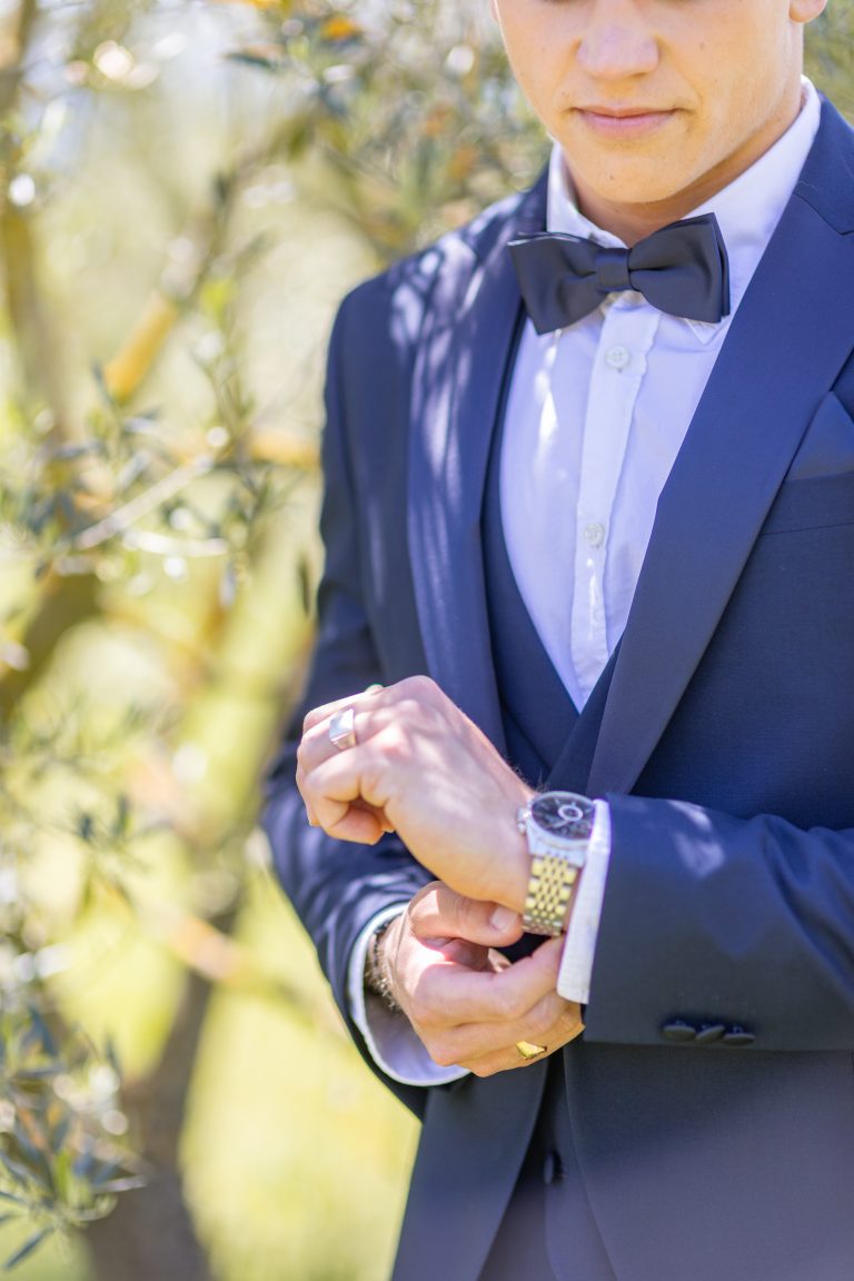 Portrait du marié ajustant sa montre – mariage chic en extérieur dans un domaine de prestige en Provence