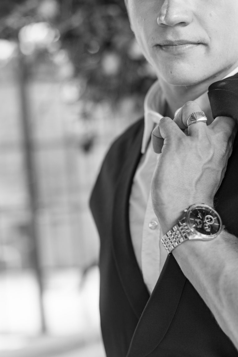 Portrait stylisé du marié en noir et blanc – détail d’élégance masculine dans un domaine de prestige en Provence