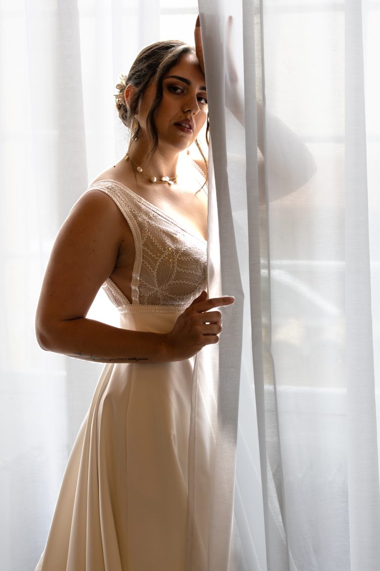 Gros plan artistique de la mariée en lumière naturelle – mariage haut de gamme en Provence