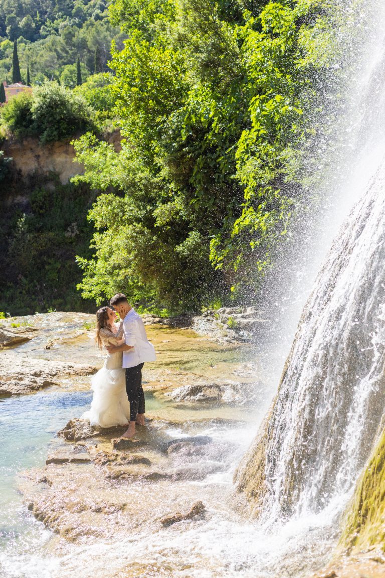Mariage romantique à Cotignac – séance photo près d’une cascade naturelle en Provence