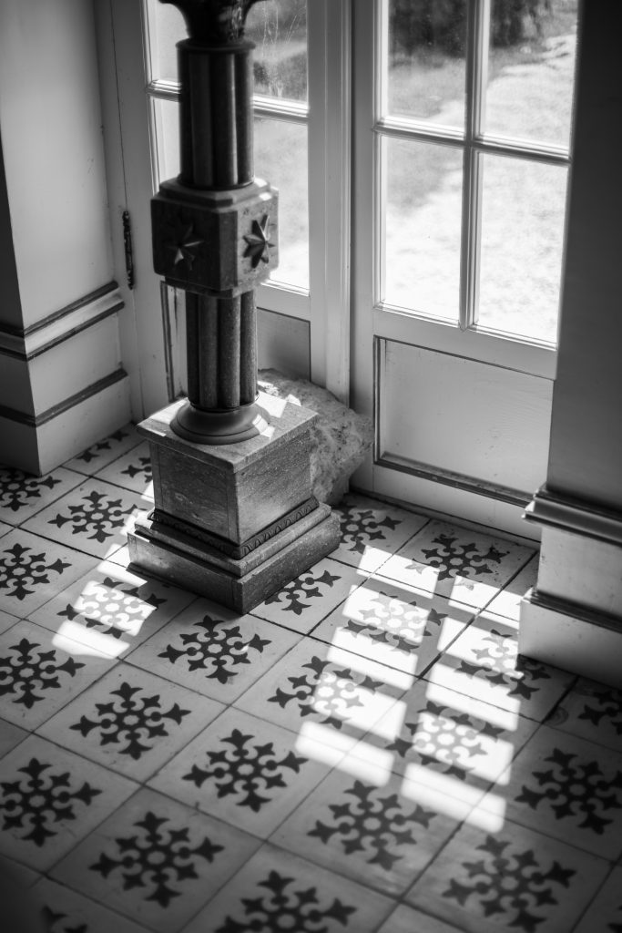 Jeu d’ombres et de lumière sur un sol carrelé ancien au Château de Robernier, photographie en noir et blanc.