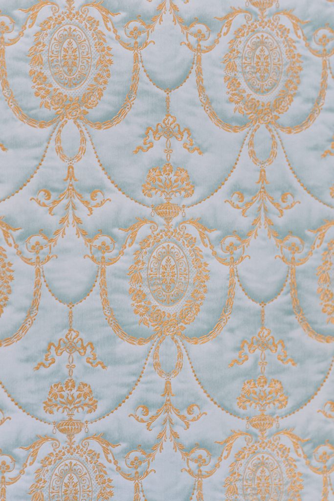 Capturé par Studio JOLY Photographie, ce détail de tissu d’ameublement reflète l’esprit baroque et raffiné du Château de Robernier, l’un des joyaux de la Provence pour les mariages de luxe. Chaque élément du décor participe à l’expérience haut de gamme, entre Côte d’Azur et Sud de la France, avec une esthétique élégante et intemporelle.