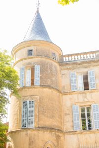 Tour du Château de Robernier avec volets bleus et pierre patinée, capturée en lumière naturelle par Studio JOLY Photographie.