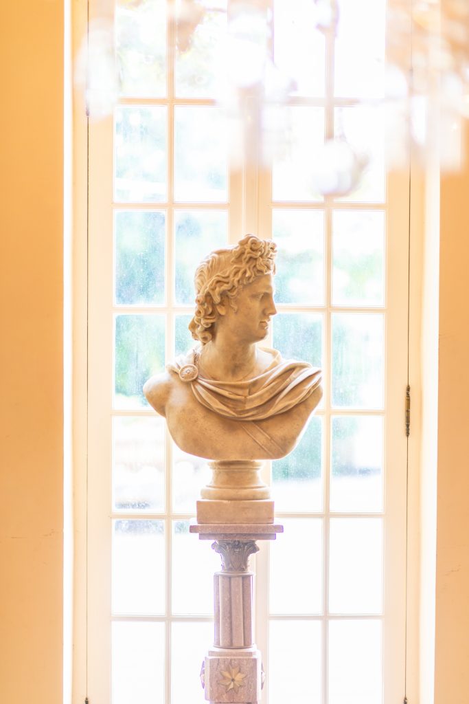 Buste de style antique sur colonne au Château de Robernier, baigné de lumière naturelle, photographié par Studio JOLY Photographie.