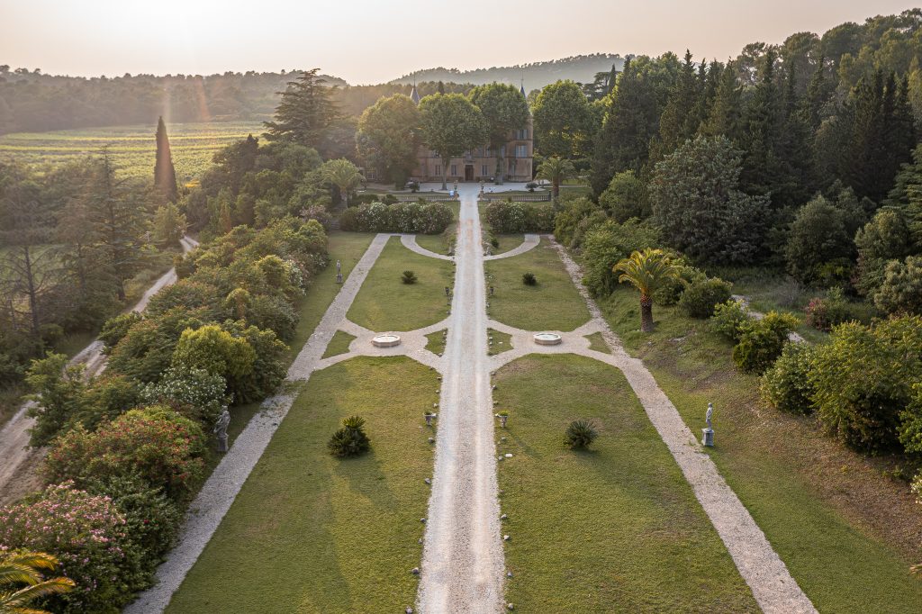 Vue aérienne des jardins symétriques du Château de Robernier au coucher du soleil, en Provence.
