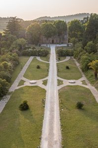 Vue aérienne du Château de Robernier et de ses jardins à la française au coucher du soleil, en Provence, capturée par Studio JOLY Photographie, spécialiste du mariage de luxe dans le Sud de la France.