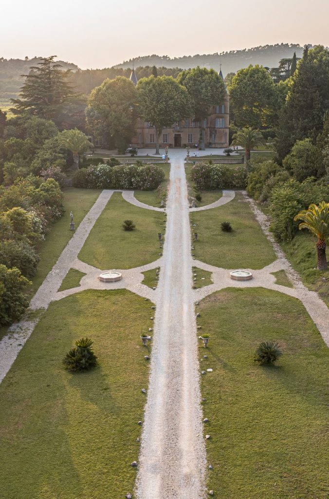 Vue aérienne du Château de Robernier et de ses jardins à la française au coucher du soleil, en Provence, capturée par Studio JOLY Photographie, spécialiste du mariage de luxe dans le Sud de la France.