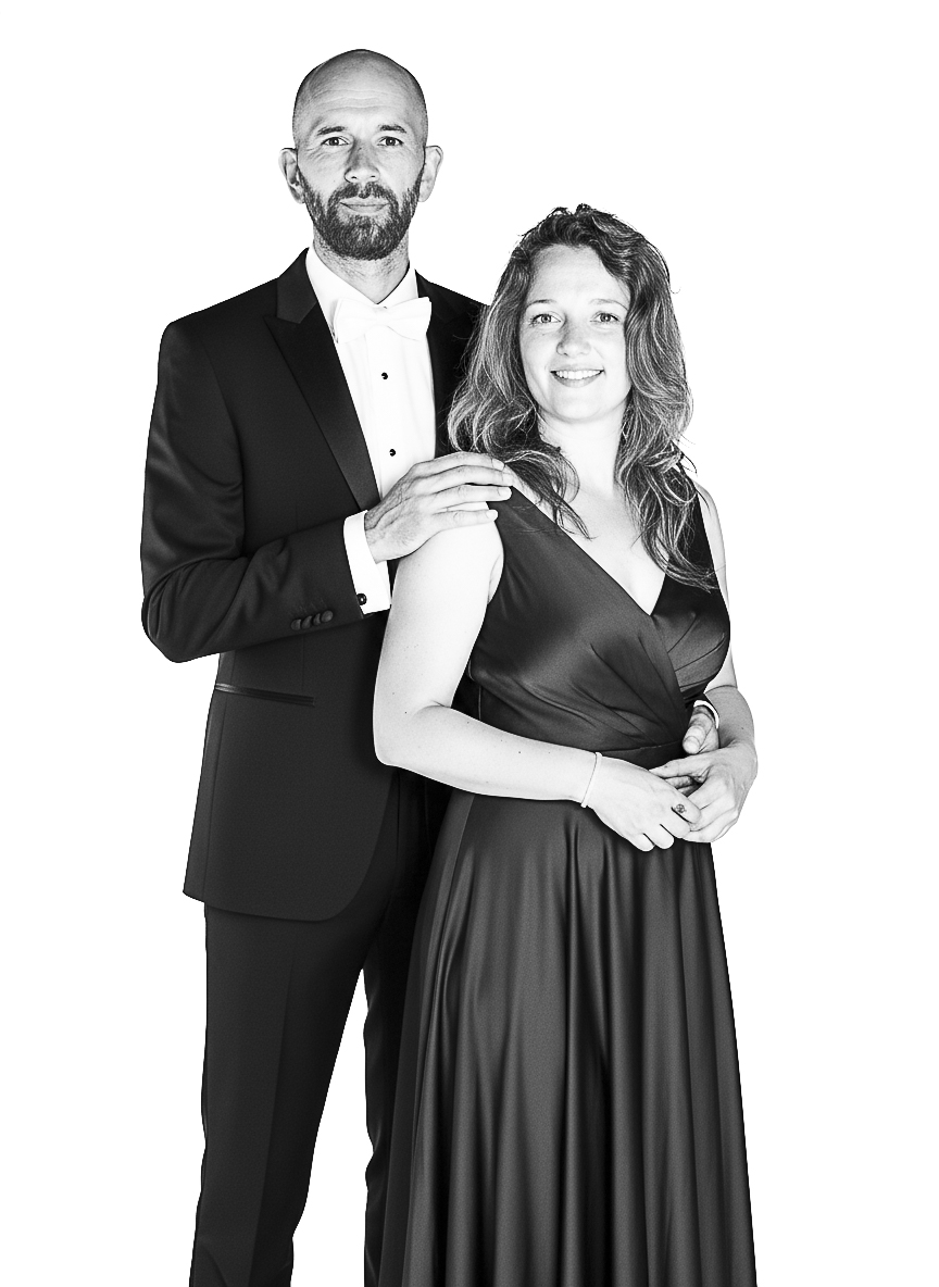 Portrait en noir et blanc de Marine et Raphaël, duo fondateur de Studio JOLY Photographie, photographes de mariage haut de gamme en Provence et Côte d’Azur.