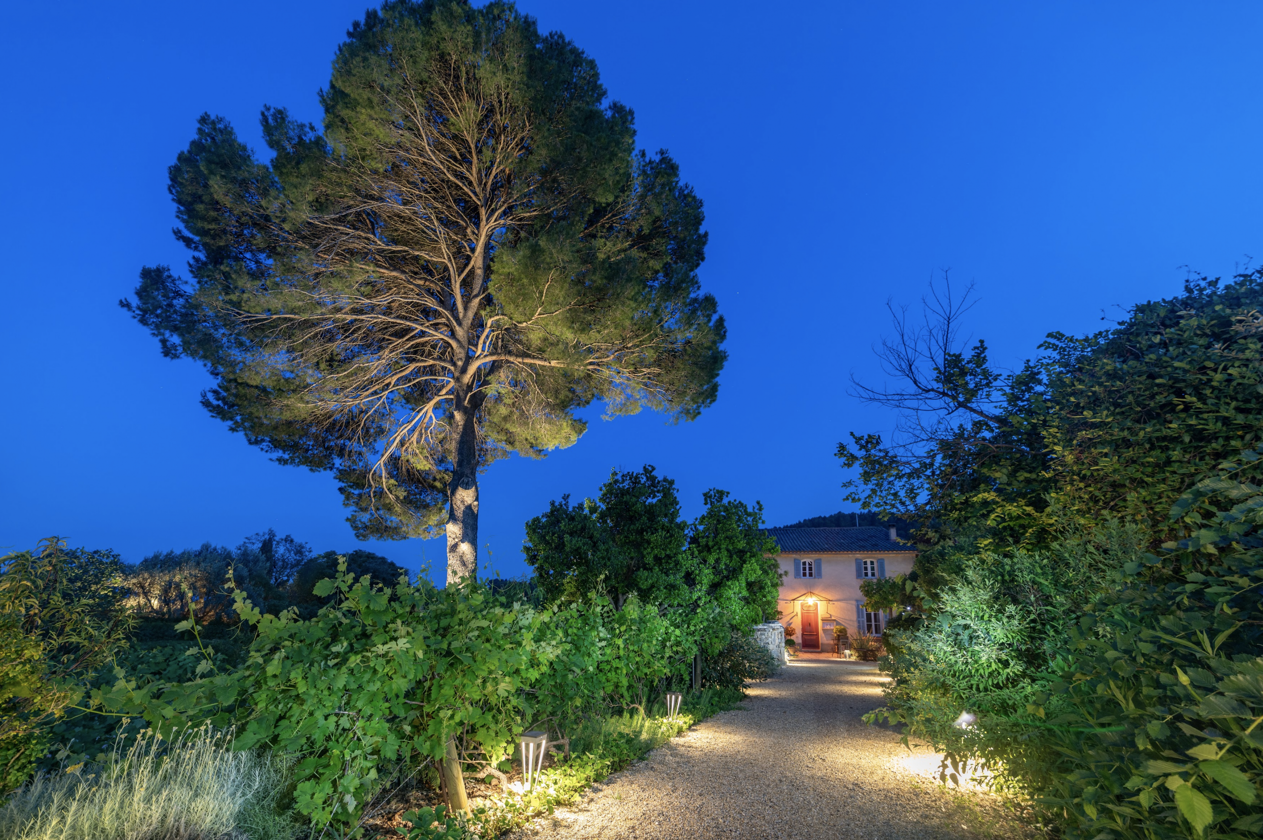 Lieu de mariage Lou Calen à Cotignac en Provence, bastide éclairée de nuit dans un cadre naturel idéal pour un mariage élégant dans le Var