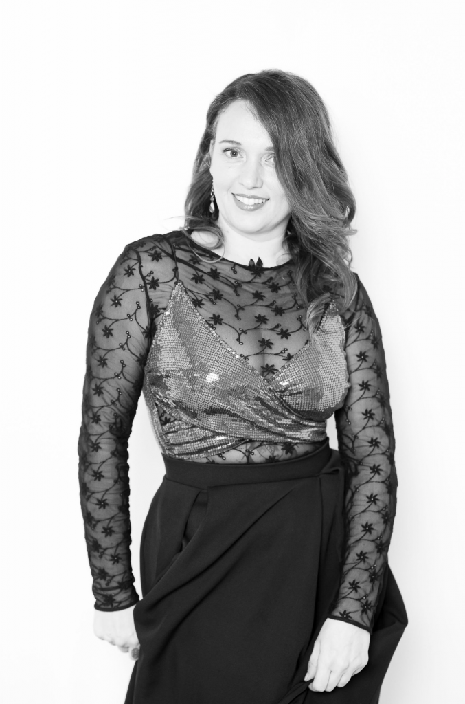 portrait femme noir et blanc naturel studio The White Signature photo haut de gamme événement