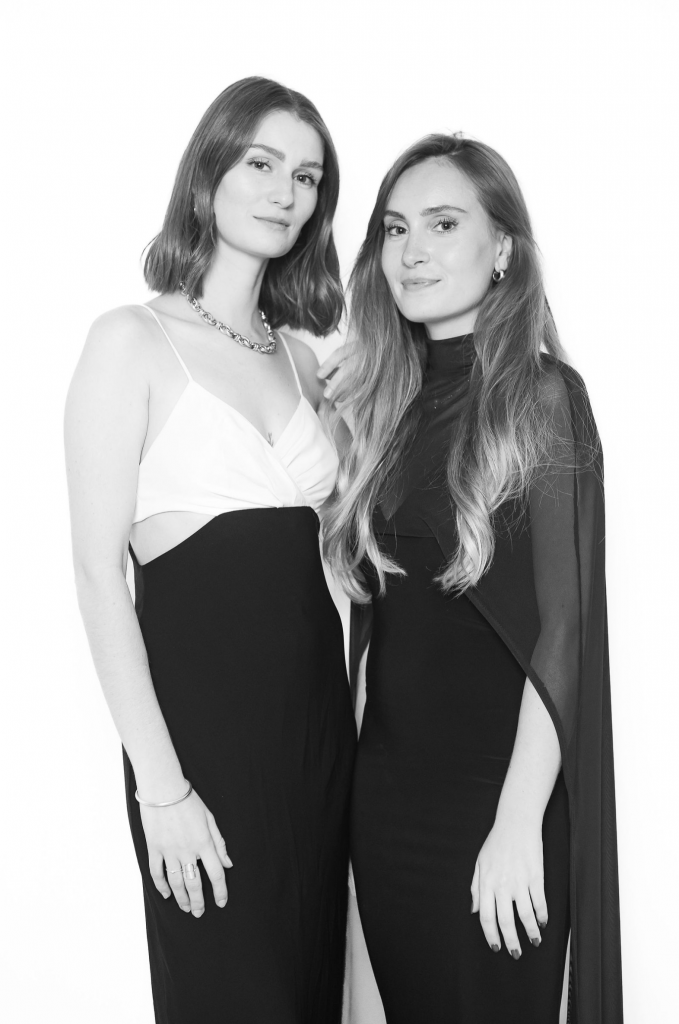 portrait duo noir et blanc naturel studio The White Signature photo couple invités élégance