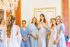 Mariée entourée de ses demoiselles d’honneur au Château de Robernier en Provence lors d’un mariage élégant