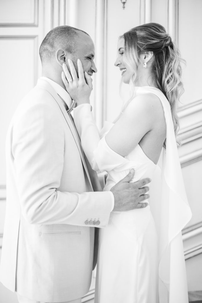 Couple de mariés au Château de Robernier en Provence lors d’un mariage élégant dans le sud de la France