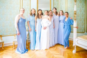 Mariée entourée de ses demoiselles d’honneur au Château de Robernier en Provence lors d’un mariage élégant