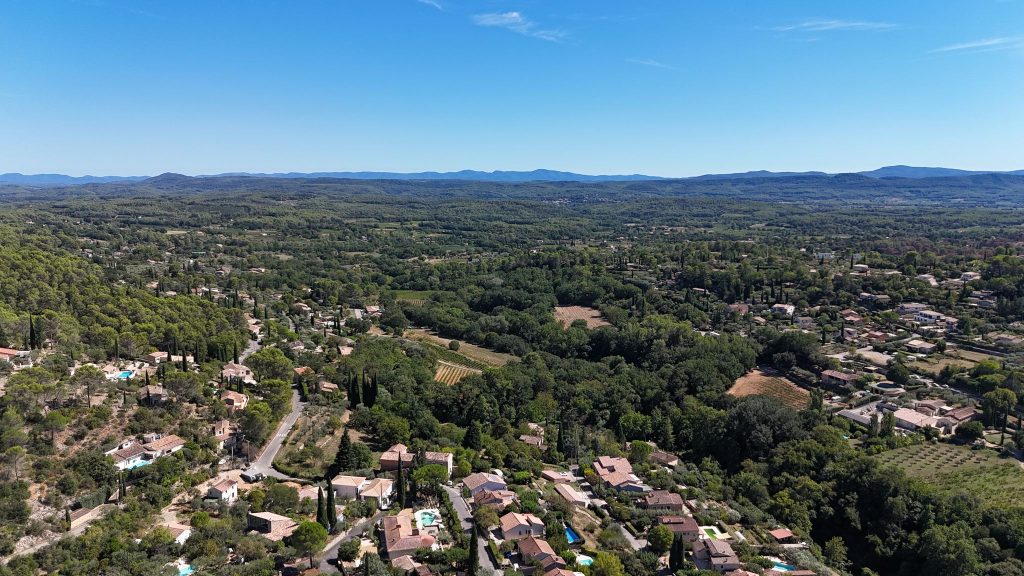 Campagne autour de Cotignac vue du ciel