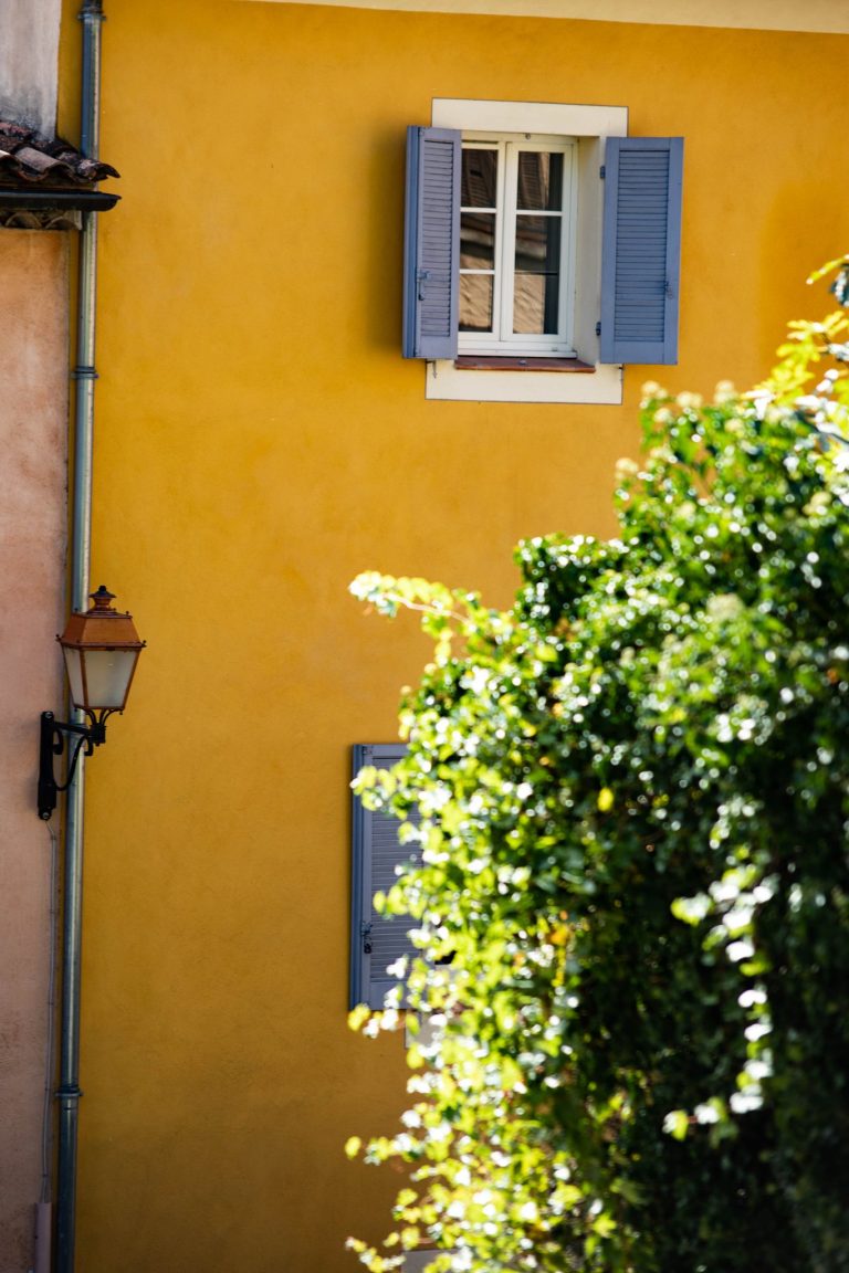 Façade jaune et lanterne à Cotignac