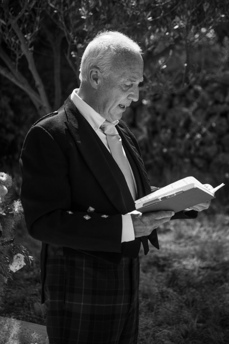 Lecture émouvante pendant une cérémonie à Cotignac