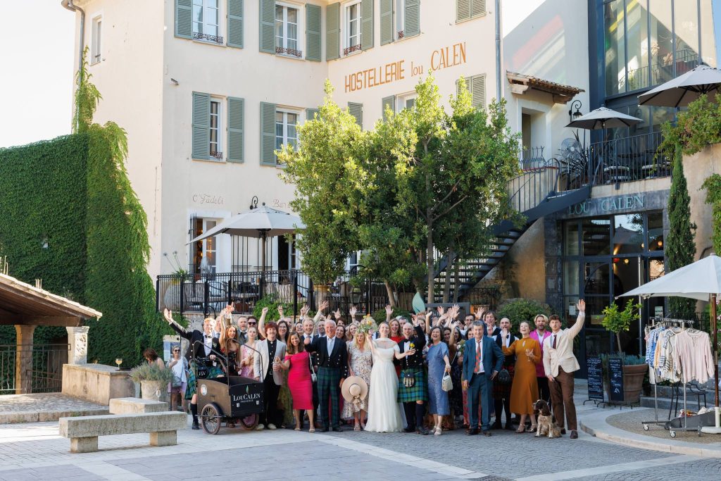 Mariés et leurs invités devant le Lou Calen à Cotignac