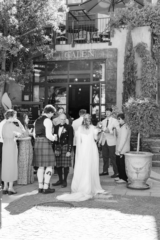 Mariés et invités devant l'entrée du Lou Calen