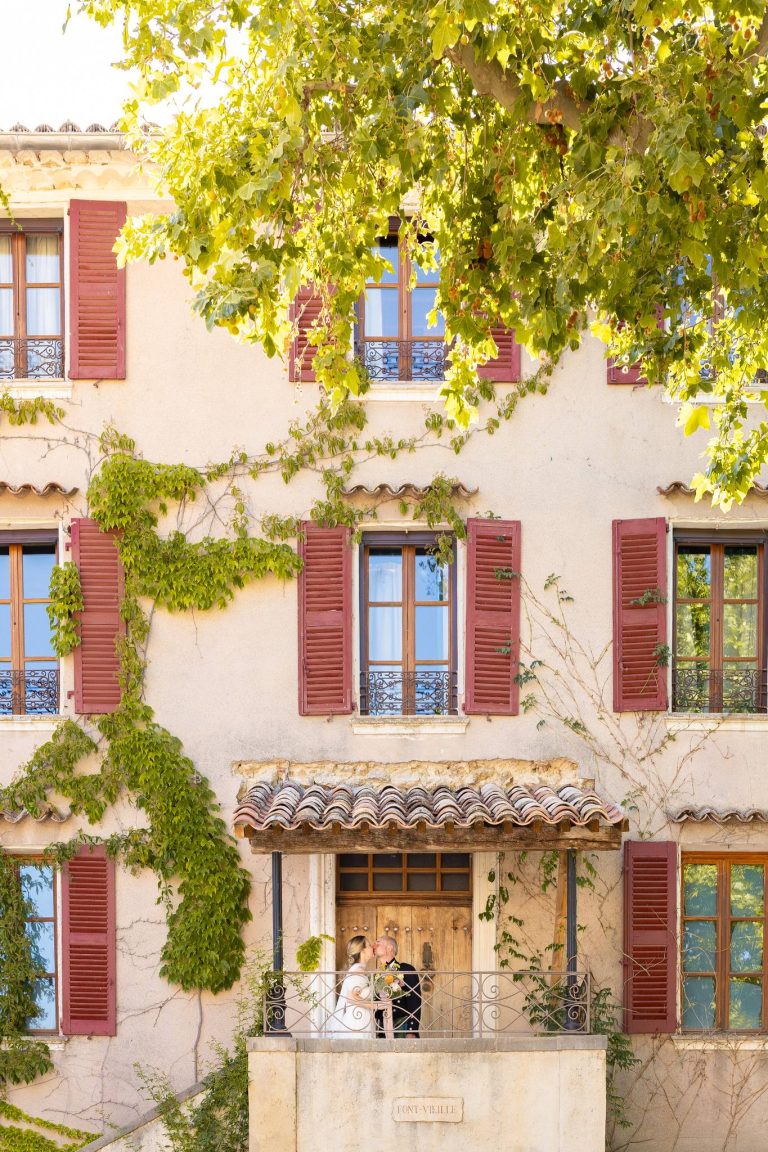 Mariés au balcon de la façade du Lou Calen à Cotignac