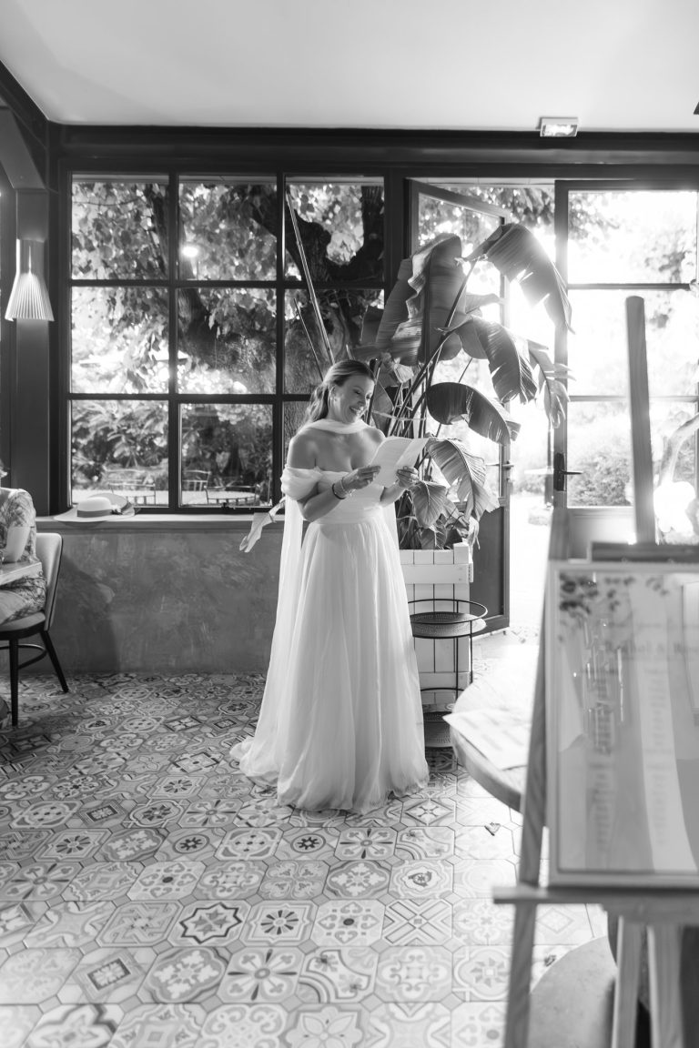Mariée dans un salon du Lou Calen, en noir et blanc