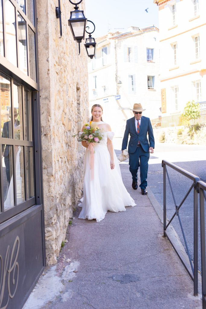 Mariée et son père dans une rue de Cotignac