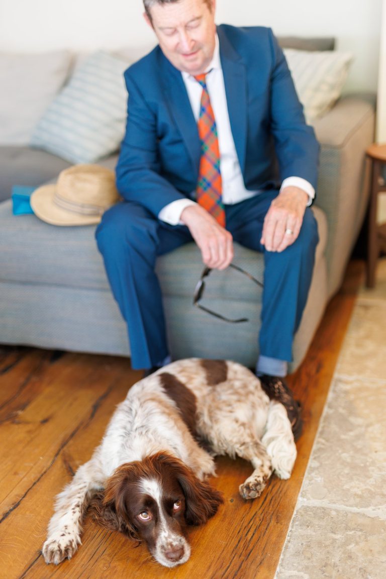 Préparatifs du marié avec son chien à Cotignac