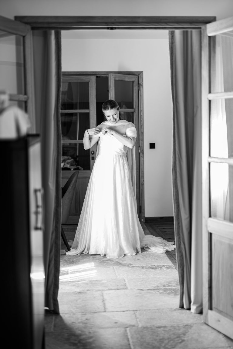 Préparatifs de la mariée à Cotignac, en noir et blanc