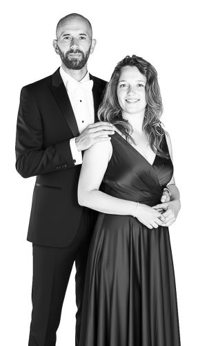 Portrait en noir et blanc de Marine et Raphaël, duo fondateur de Studio JOLY Photographie, photographes de mariage haut de gamme en Provence et Côte d’Azur.